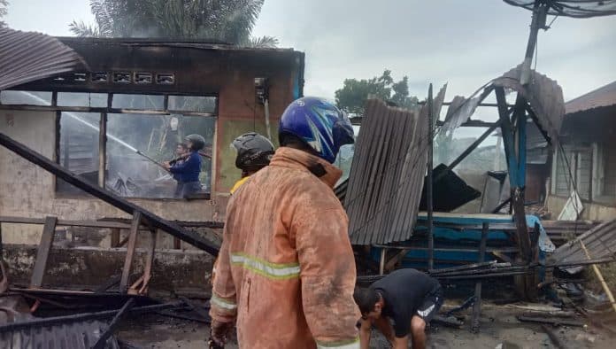 dua_unit_rumah_di_jalan_lintas_sidikalang_dolok_sanggul_hangus_terbakar