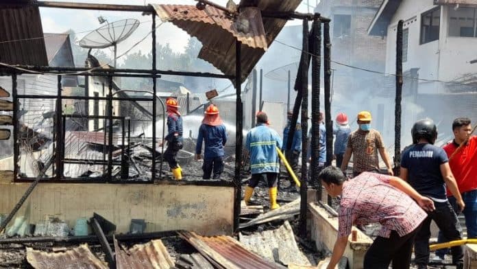dua_unit_rumah_semi_permanen_terbakar_di_jalan_asahan_kapolsek_dugaan_dari_arus_pendek_listrik