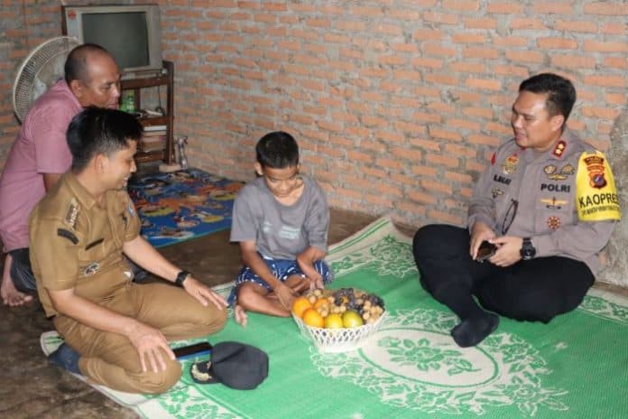 dua_warga_penderita_rakitis_dikunjungi_kapolres_labuhanbatu