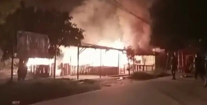 dua_warung_terbakar_di_tebing_tinggi_diduga_api_berasal_dari_kabel_pln_yang_putus