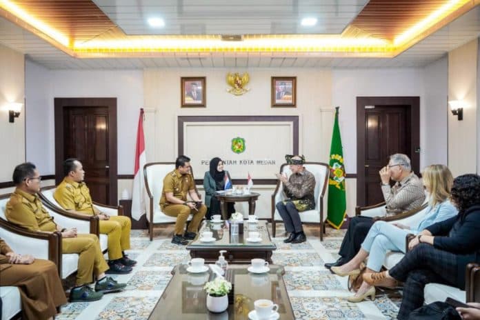 dubes_belanda_tawarkan_bobby_nasution_kerja_sama_penanganan_sampah