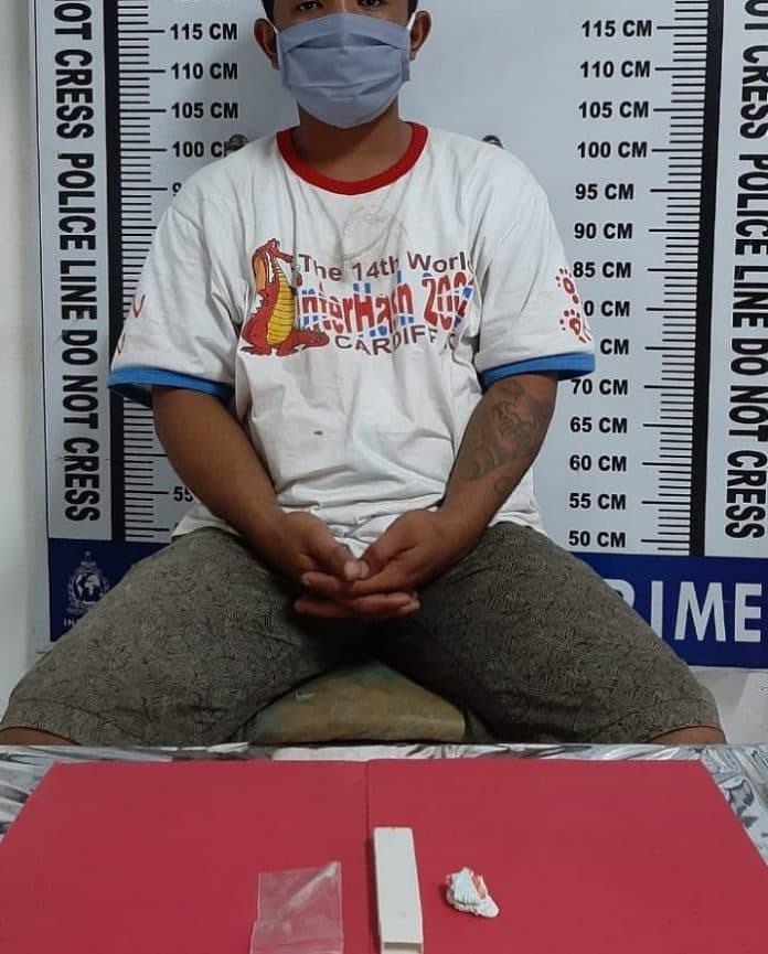 duduk_santai_usai_sedot_sabu_sopir_ini_ditangkap_kapospol_pasar_horas