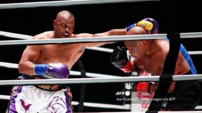 duel_tyson_vs_roy_jones_berakhir_imbang_si_leher_beton_tampil_lebih_agresif