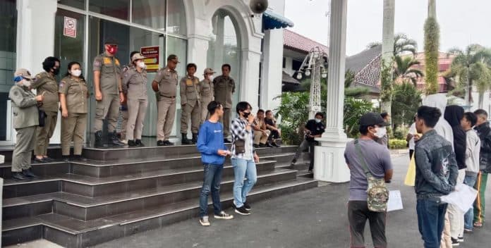 dugaan_proyek_fiktif_di_dinas_putr_kantor_wali_kota_siantar_digeruduk_massa