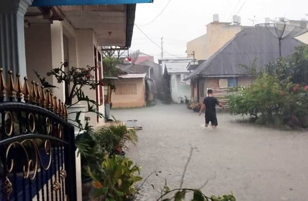 duguyur_hujan_deras_sejumlah_wilayah_di_siantar_terendam_banjir
