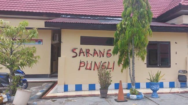 duh_anggota_polisi_coret_dinding_kantor_polres_luwu_sulsel_sarang_pungli