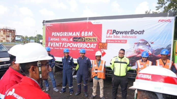 dukung_f1h2o_pertamina_kirim_8000_liter_avgas_ke_balige