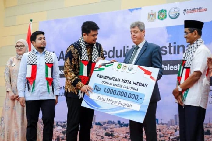 dukung_kemerdekaan_wali_kota_bobby_serahkan_donasi_rp1_miliar_ke_dubes_palestina