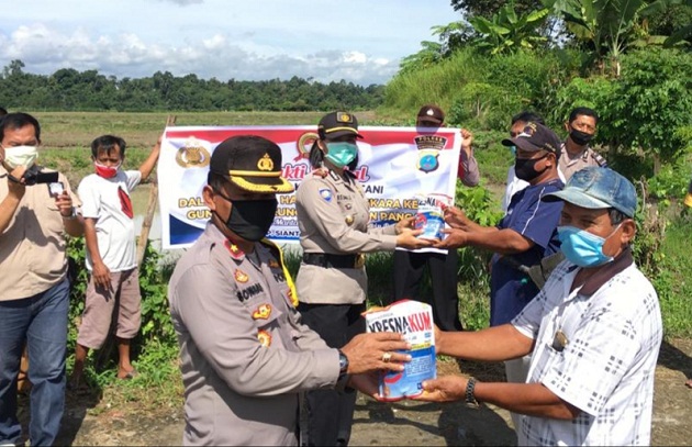 dukung_ketahanan_pangan_polres_siantar_beri_bantuan_racun_hama_tikus