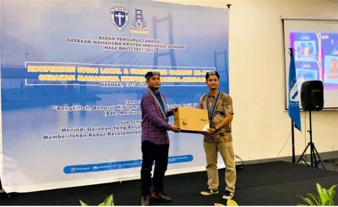 dukung_kreativitas_kadernya_pp_gmki_beri_hadiah_laptop_pada_pemenang_lomba_potret_indonesia