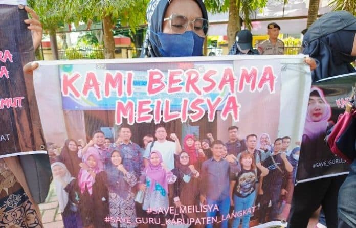 dukung_meilisya_puluhan_guru_honorer_aksi_solidaritas_di_depan_polres_langkat