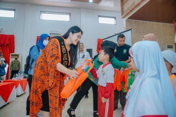 dukung_pembentukan_anak_berkualitas_di_medan_kahiyang_ayu_bantu_perlengkapan_sekolah_200_anak_paud