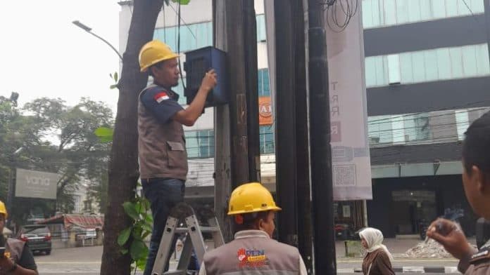 dukung_penertiban_parkir_liar_pln_cabut_kwh_meter_pedagang_martabak_di_jalan_gajah_mada