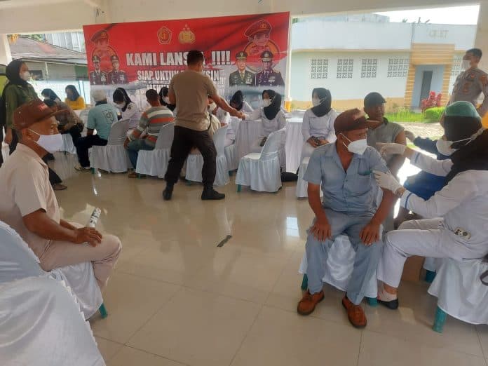 dukung_percepatan_vaksinasi_polresta_deli_serdang_sasar_pelajar_dan_lansia