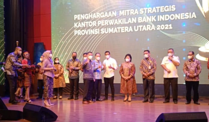 dukung_pertumbuhan_ekonomi_pemko_siantar_terima_3_penghargaan_dari_bi_sumut
