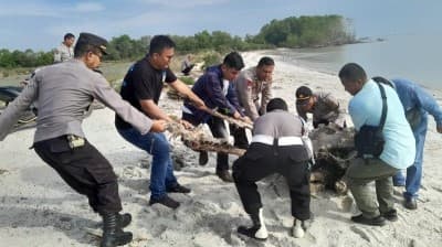 dukung_program_kapolri_kapolres_tebing_tinggi_lakukan_pembersihan_lingkungan