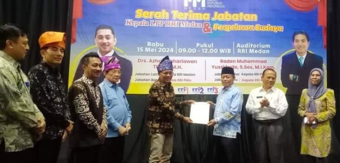 dukung_rri_medan_wali_kota_tanjung_balai_serahkan_sertifikat_tanah