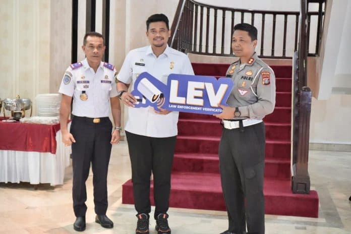 dukung_wujudkan_ketertiban_lalu_lintas_pemko_medan_serahkan_aplikasi_lev_kepada_poldasu