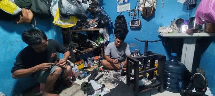 dulu_reparasi_sepatu_di_kaki_lima_kini_punya_pelanggan_hingga_luar_kota