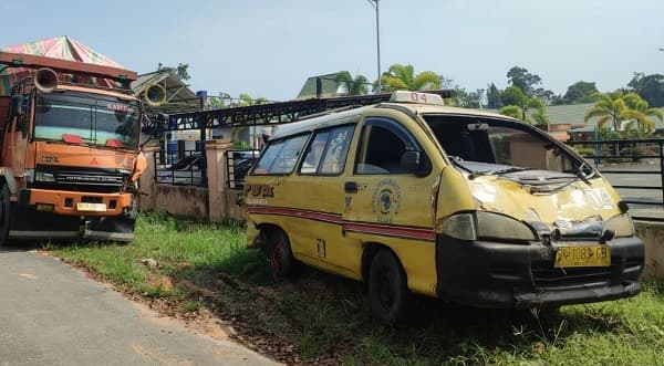 dump_truk_tabrak_angkot_kpum_di_sergai_satu_korban_meninggal