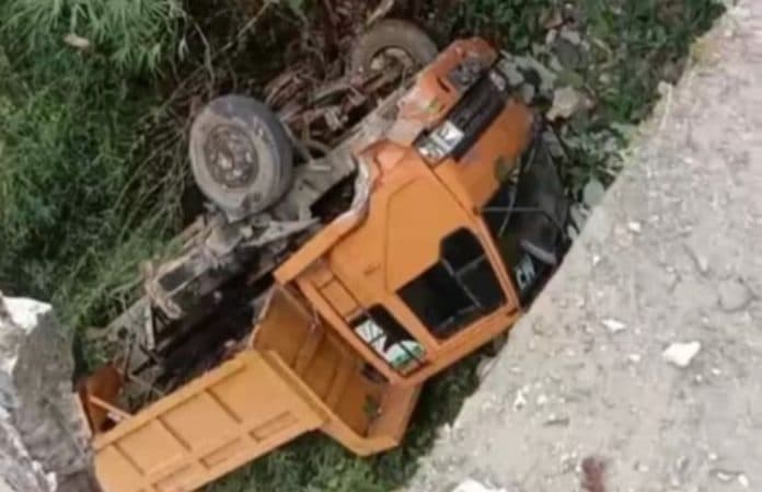 dump_truk_tak_bermuatan_terjun_ke_sungai_deli_tua_begini_kondisinya