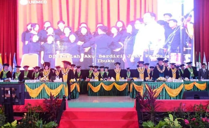 dunia_kerja_butuhkan_kemampuan_dan_skill_rektor_unimed_wisuda_937_lulusan