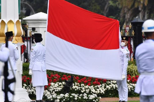 edy_rahmayadi_bangga_putra_sumut_kibarkan_merah_putih_di_istana_negara
