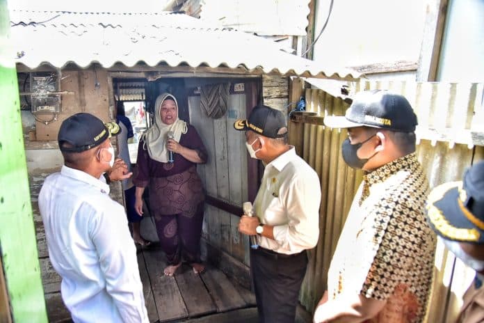 edy_rahmayadi_dampingi_menko_pmk_pastikan_warga_miskin_di_belawan_terima_bansos