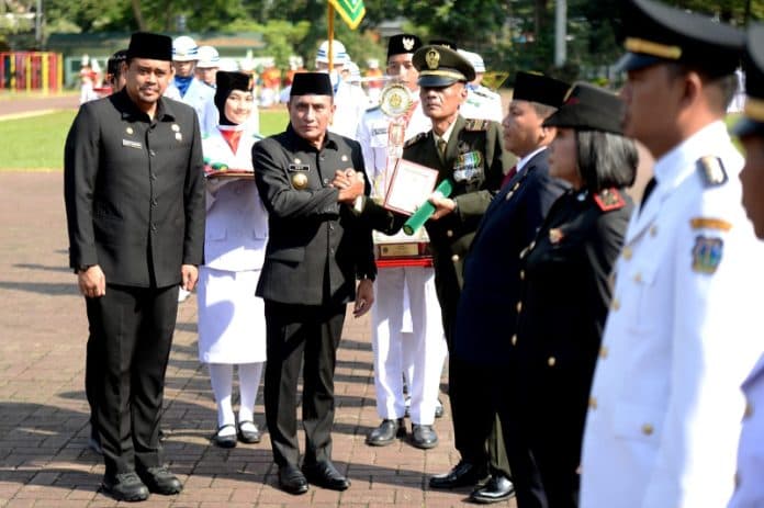 edy_rahmayadi_serahkan_tunggul_kecamatan_terbaik_kategori_kota_tahun_2022
