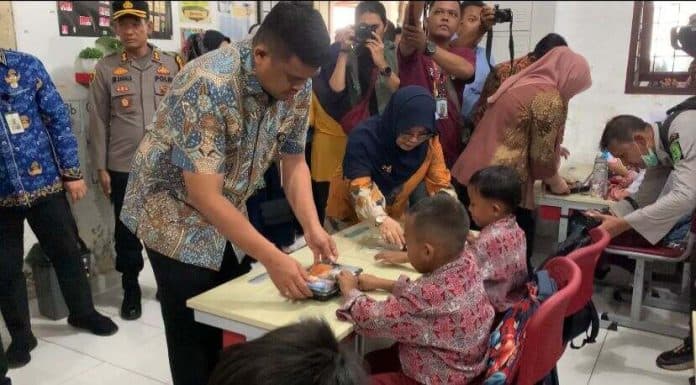 efishery_bagikan_1500_paket_makanan_untuk_uji_coba_mbg_di_medan