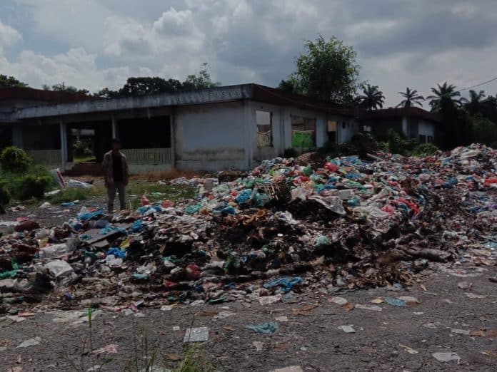 eks_kantor_bupati_simalungun_jadi_gunung_sampah_begini_kata_gmki