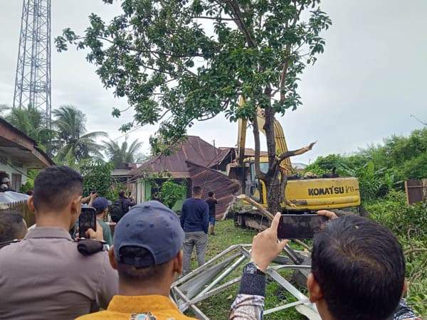 eksekusi_rumah_di_jalan_air_bersih_sempat_ricuh_pemilik_nama_dan_alamat_objek_tidak_sesuai