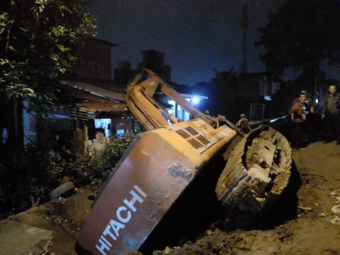 ekskavator_timpa_rumah_warga_di_jalan_bilal_medan_tembung