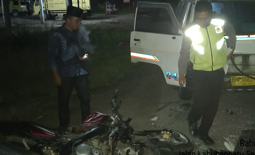 elakkan_jalan_berlobang_l300_dan_yamaha_vixion_laga_kambing_3_terluka