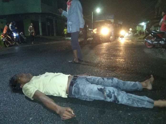 elakkan_timbunan_lubang_pengendara_matic_terkapar_di_jalan