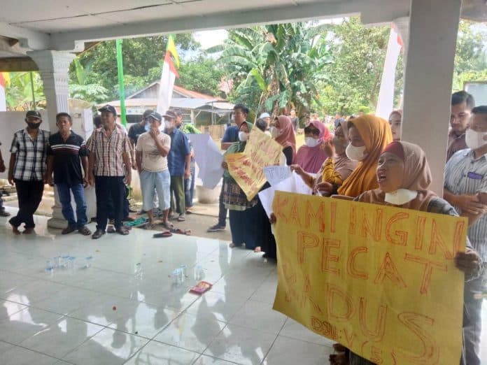 emak_emak_demo_minta_kadus_turun_di_asahan_jangan_bikin_kerajaan_sambo