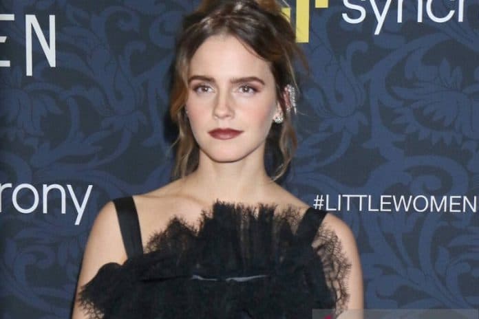 emma_watson_buka_suara_soal_cuitan_kontroversial_jk_rowling