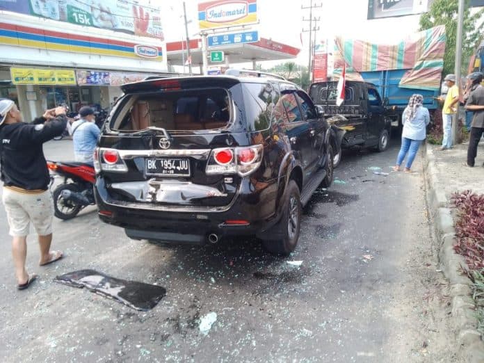 empat_kendaraan_tabrakan_beruntun_di_tebing_tinggi