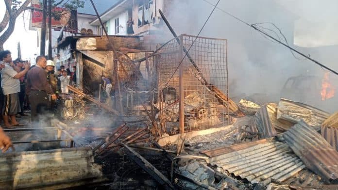 empat_rumah_di_jalan_flamboyan_raya_dilalap_api_tiga_unit_kendaraan_ikut_terbakar