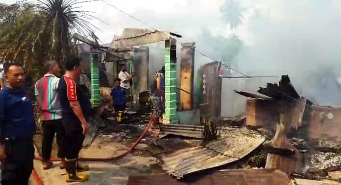 empat_rumah_di_sinaksak_terbakar_sejumlah_hewan_ternak_terluka