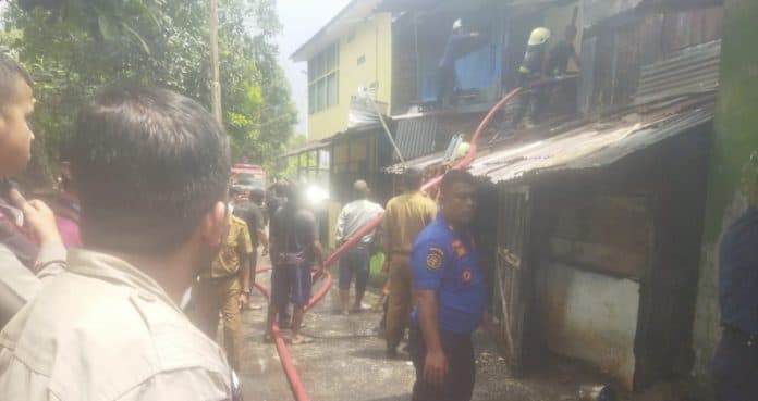 empat_rumah_semi_permanen_di_medan_petisah_terbakar