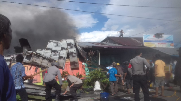 empat_rumah_terbakar_di_tiga_runggu_satu_terluka