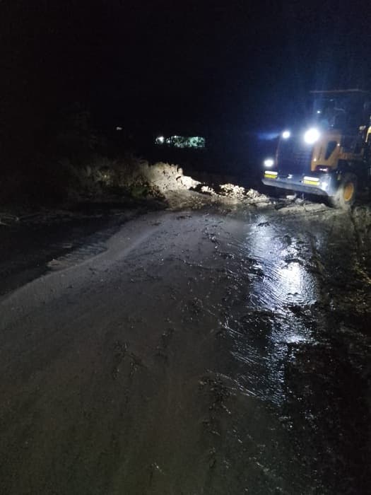 empat_titik_jalan_tarutung_sipirok_tertimbun_longsor_polres_taput_kerja_keras