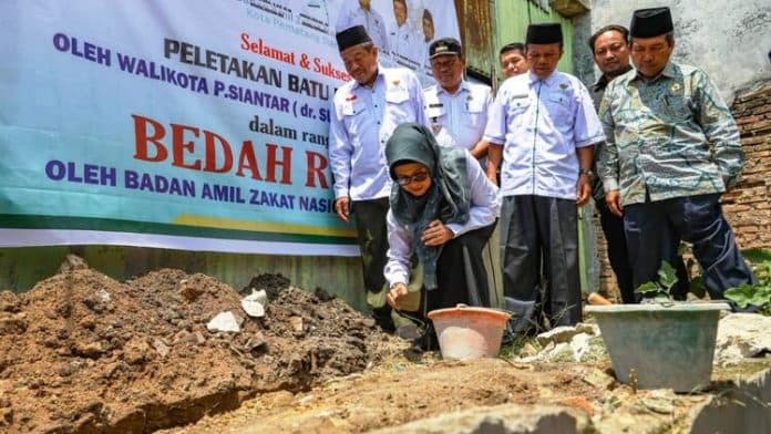 empat_warga_siantar_terima_bantuan_bedah_rumah_dari_baznas