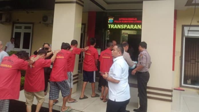 enam_pencuri_sawit_asal_simalungun_ditangkap_polisi