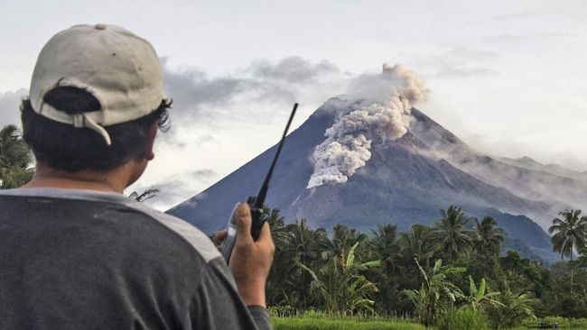 erupsi_gunung_merapi_luncurkan_lava_pijar_16_km
