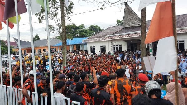 euforia_pendukung_meriahkan_pengundian_nomor_urut_calon_bupati_simalungun
