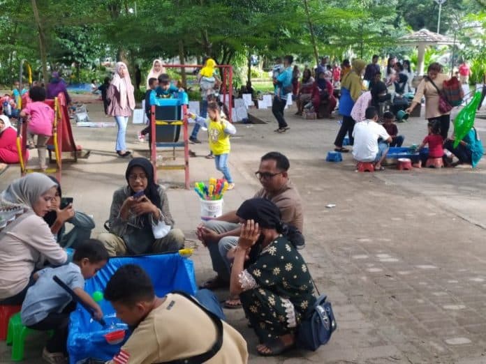 euforia_vaksinasi_covid_19_banyak_pengunjung_lapangan_merdeka_siantar_tidak_mematuhi_prokes