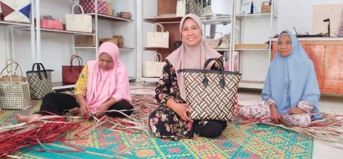 eva_harlia_pelaku_umkm_dari_sergai_berhasil_ekspor_pandan_laut_ke_eropa