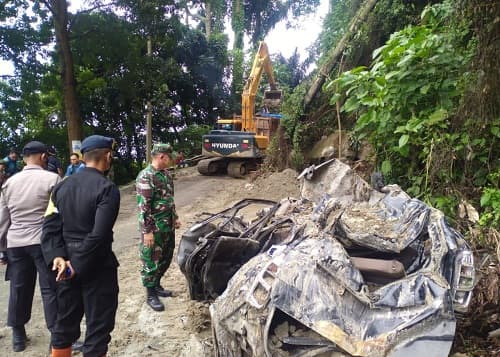 evakuasi_longsoran_di_jalan_medan_berastagi_masih_berlangsung_danramil_03sbl_tinjau_lokasi